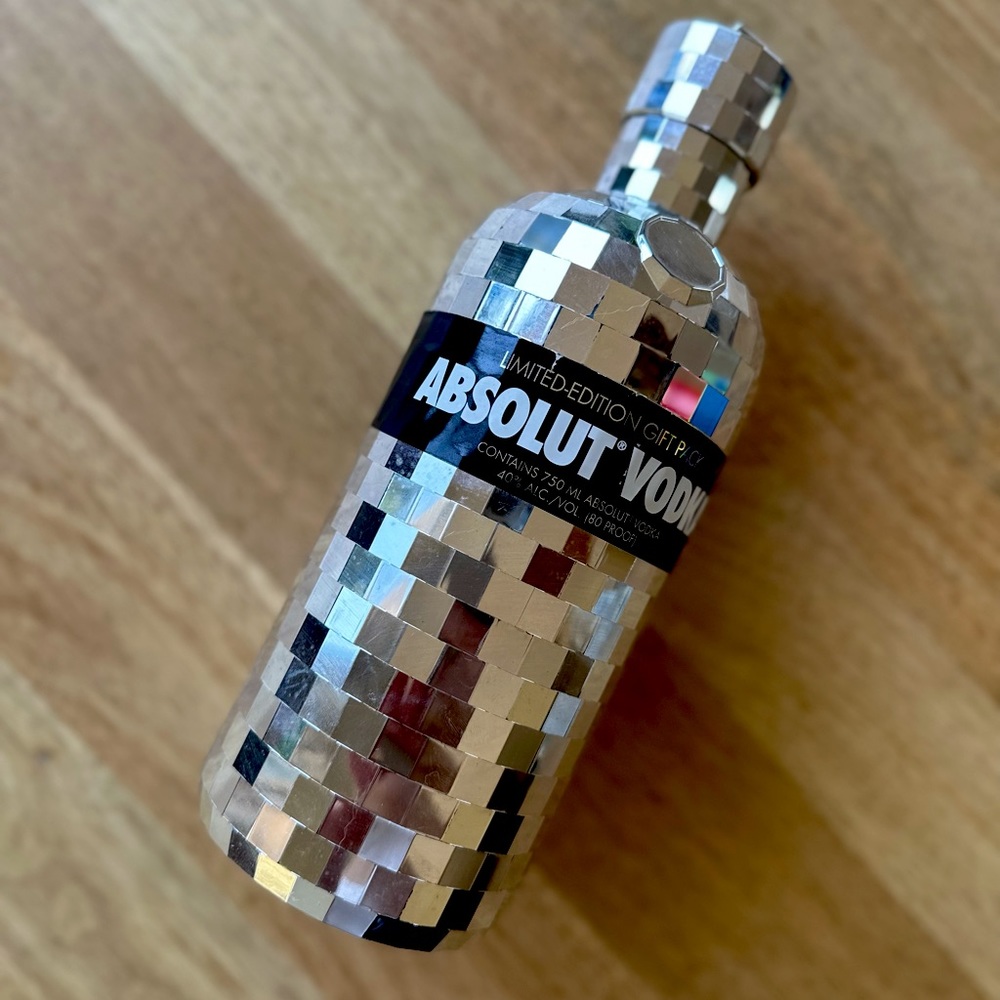 LIMITED EDITION 🪩 Vintage Absolut Vodka
Disco Case Plastic Bottle Cover ✨